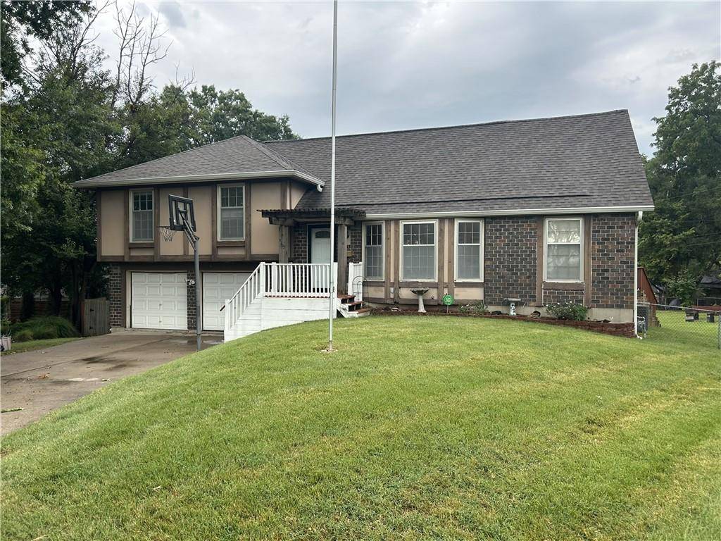 5725 Earnshaw ST, Shawnee, KS 66216