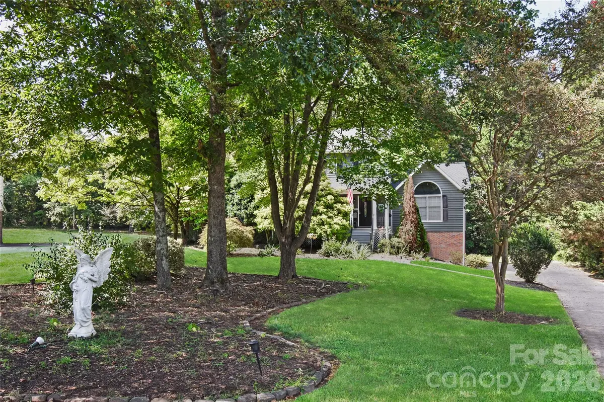 1861 Plaza DR, Hickory, NC 28602