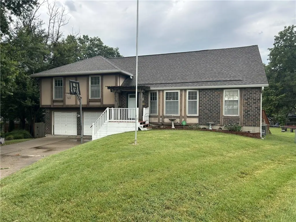 5725 Earnshaw ST, Shawnee, KS 66216