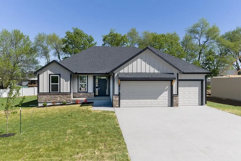 2723 Stone Creek AVE, Tonganoxie, KS 66086