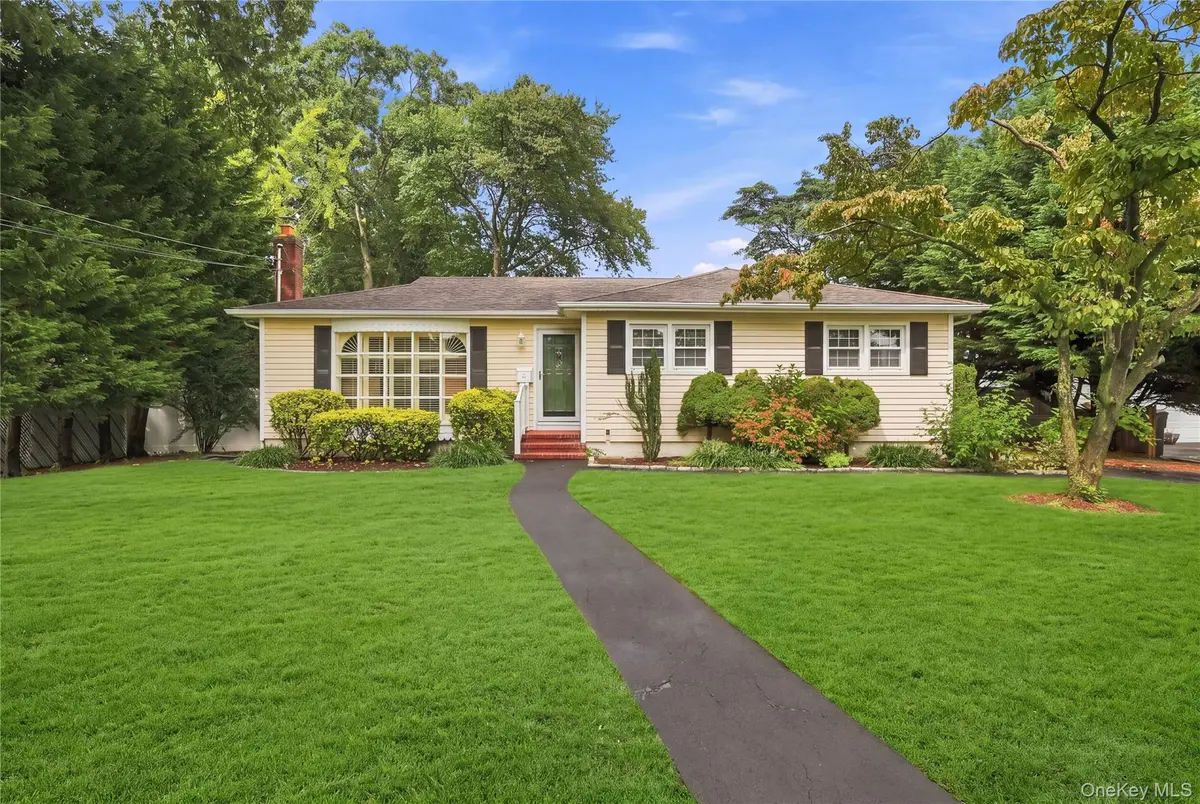 23 Roy AVE, West Islip, NY 11795