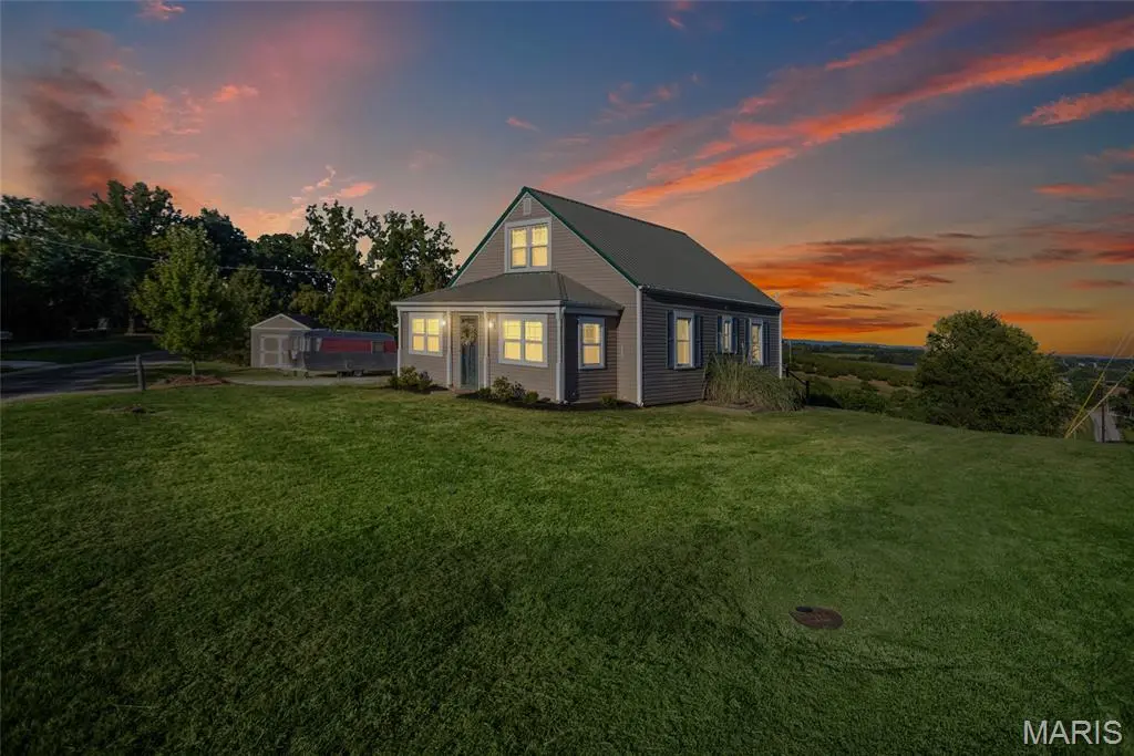1148 Ridge RD, Golden Eagle, IL 62036