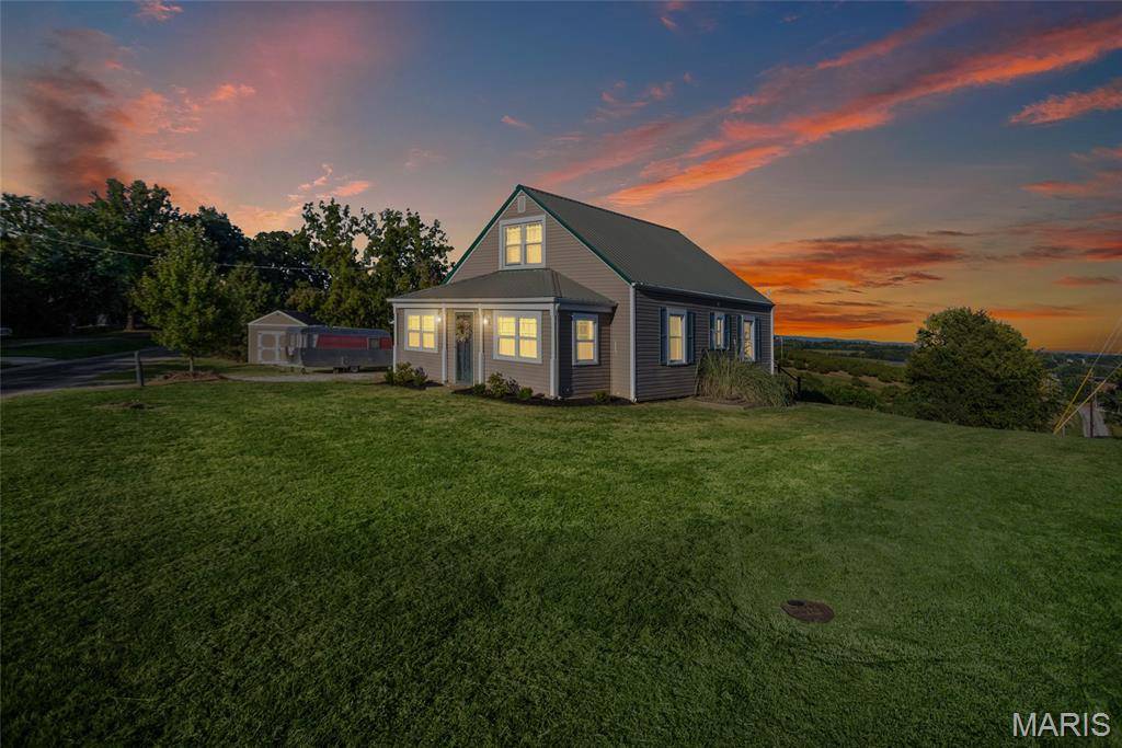 1148 Ridge RD, Golden Eagle, IL 62036