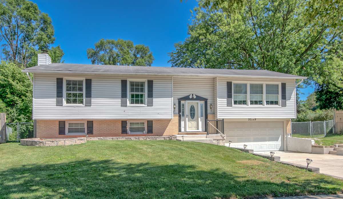 1099 STRATFORD LN, Hanover Park, IL 60133