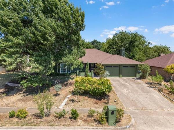 208 Pebblestone Drive, Benbrook, TX 76126