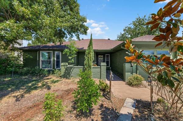 208 Pebblestone Drive, Benbrook, TX 76126