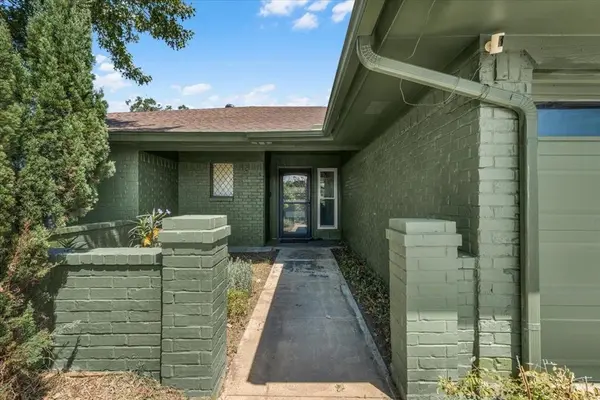 208 Pebblestone Drive, Benbrook, TX 76126