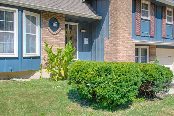 9710 W 91st PL, Overland Park, KS 66212