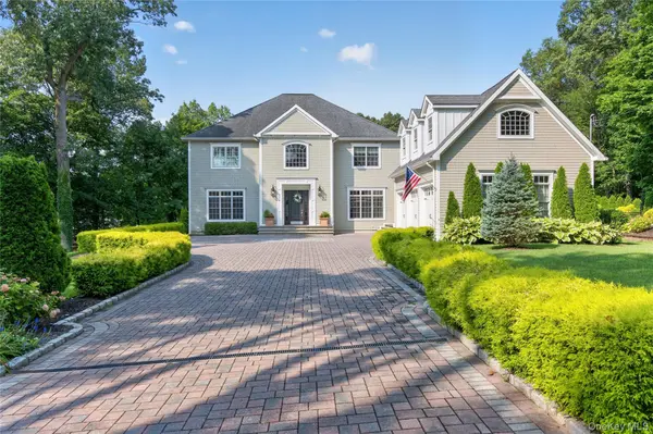 15 Thorman LN, Huntington, NY 11743