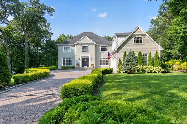 15 Thorman LN, Huntington, NY 11743