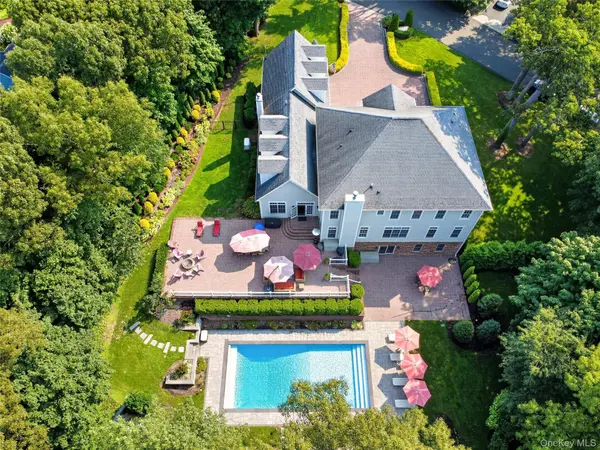 15 Thorman LN, Huntington, NY 11743