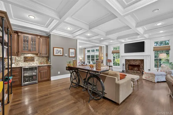 15 Thorman LN, Huntington, NY 11743