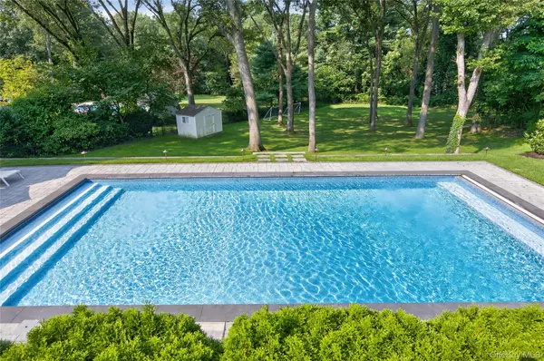 15 Thorman LN, Huntington, NY 11743