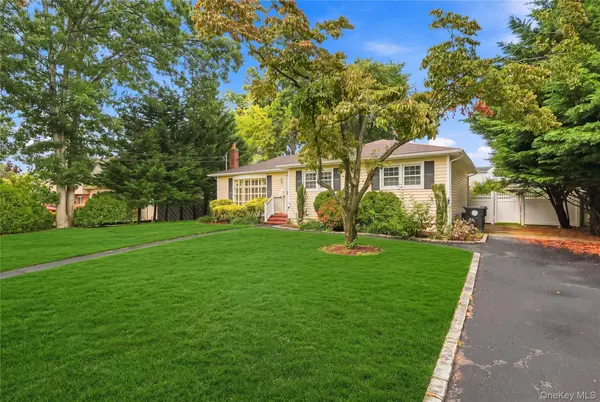 23 Roy AVE, West Islip, NY 11795
