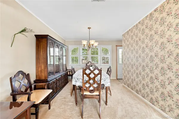 23 Roy AVE, West Islip, NY 11795