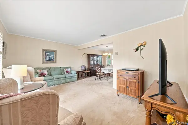 23 Roy AVE, West Islip, NY 11795