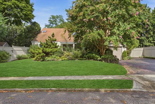 5 Highridge DR, Huntington, NY 11743