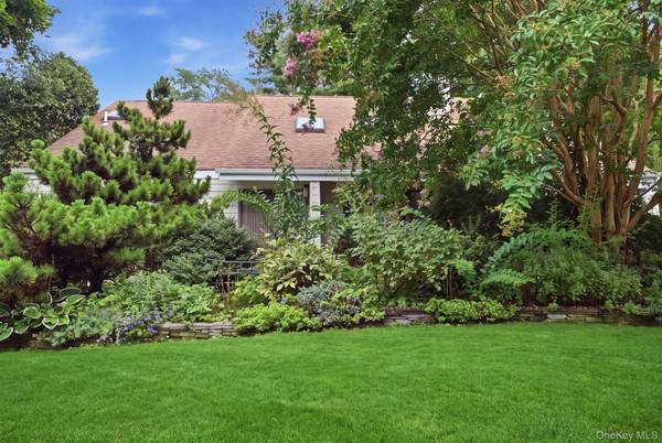 5 Highridge DR, Huntington, NY 11743