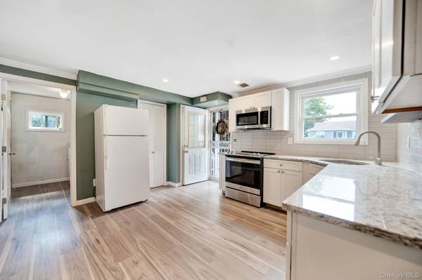 285 N Oak ST, Massapequa, NY 11758