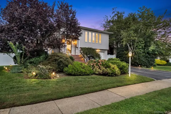 285 N Oak ST, Massapequa, NY 11758