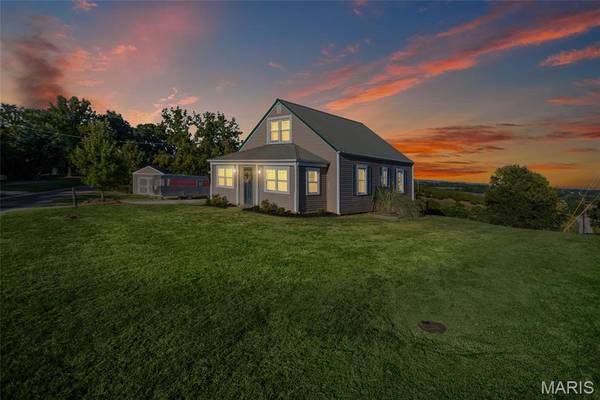 1148 Ridge RD, Golden Eagle, IL 62036