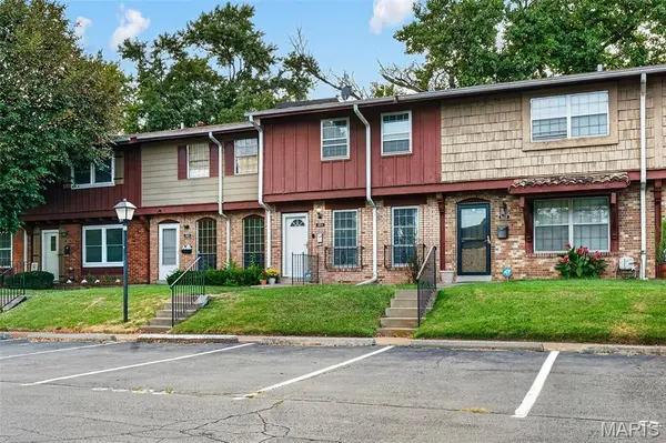 8864 Santa Bella DR, Hazelwood, MO 63042