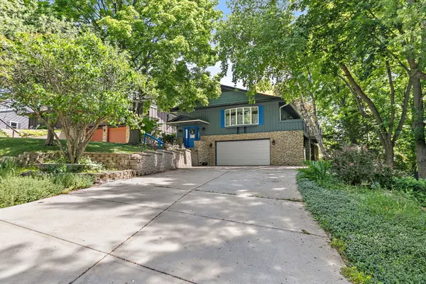 2 Summit AVE, East Dundee, IL 60118