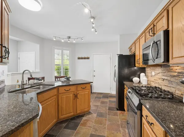127 Hidden Pond CIR, Aurora, IL 60504