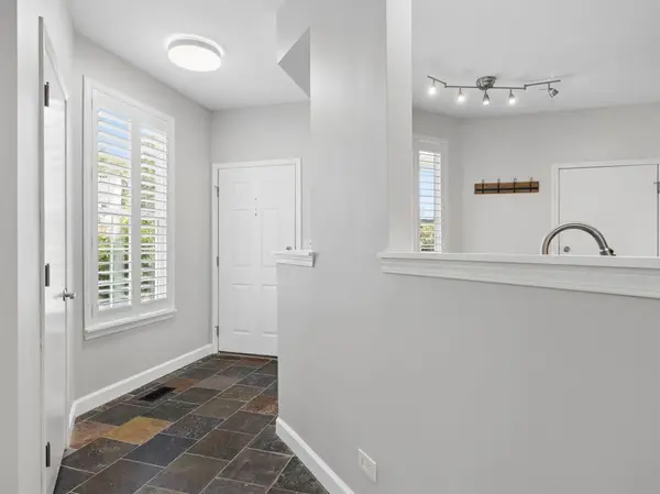 127 Hidden Pond CIR, Aurora, IL 60504