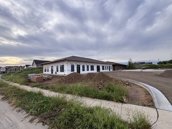 5283 PINECREEK LN #A, Bettendorf, IA 52722