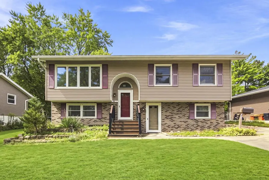 16 Joyce LN, Streamwood, IL 60107