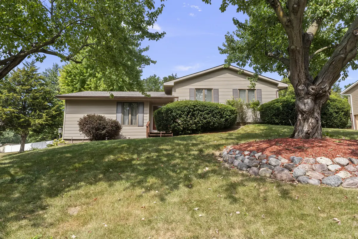 1714 Winding Hill RD, Davenport, IA 52807
