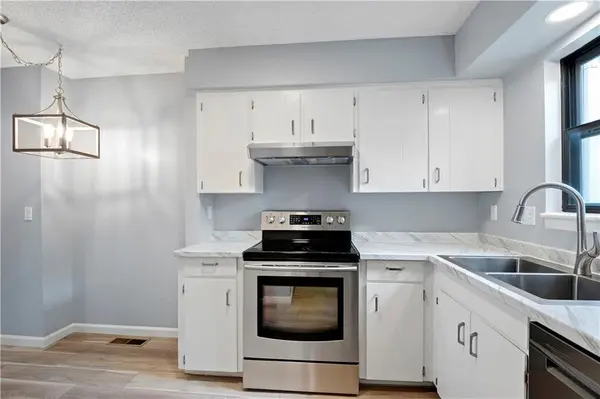8594 W 108th PL, Overland Park, KS 66210