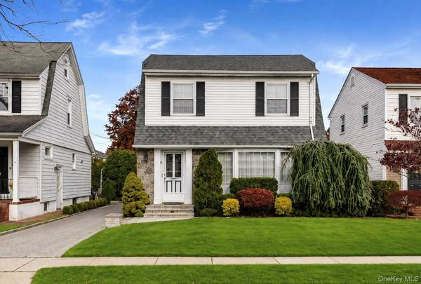 19 Stratford AVE, Garden City, NY 11530