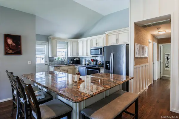 332 Myrtle AVE, West Islip, NY 11795