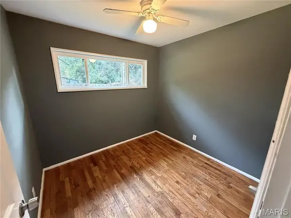 8823 Cranberry LN, St Louis, MO 63121
