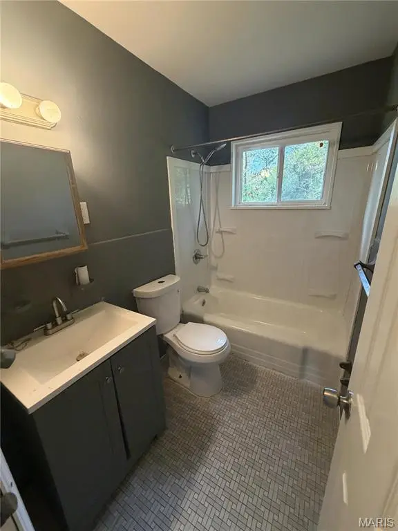 8823 Cranberry LN, St Louis, MO 63121
