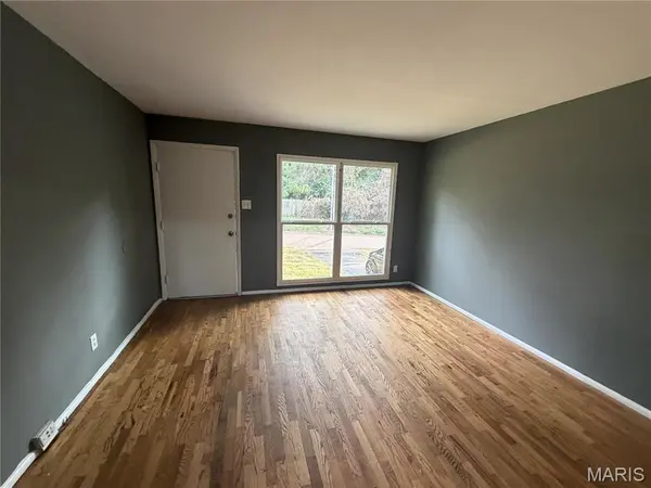 8823 Cranberry LN, St Louis, MO 63121