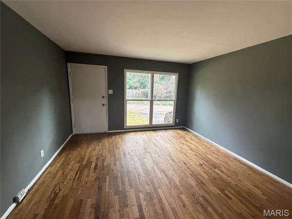 8823 Cranberry LN, St Louis, MO 63121