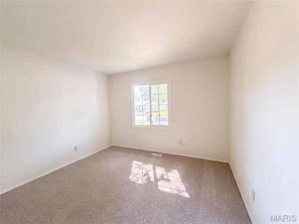 12132 Jerries LN, Florissant, MO 63033