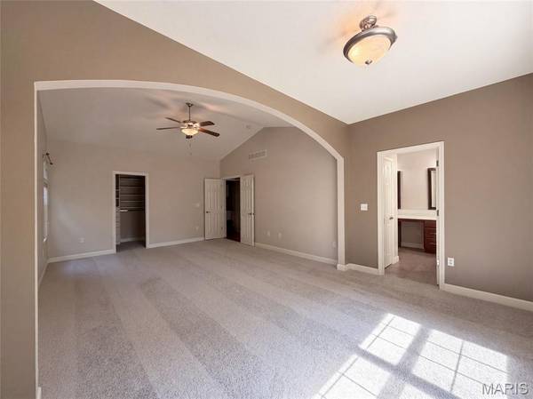 6 White Fang DR, Glen Carbon, IL 62034