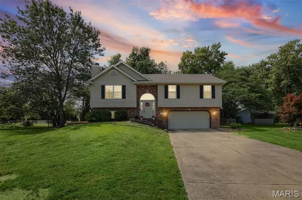 2433 Field Point DR, Maryville, IL 62062