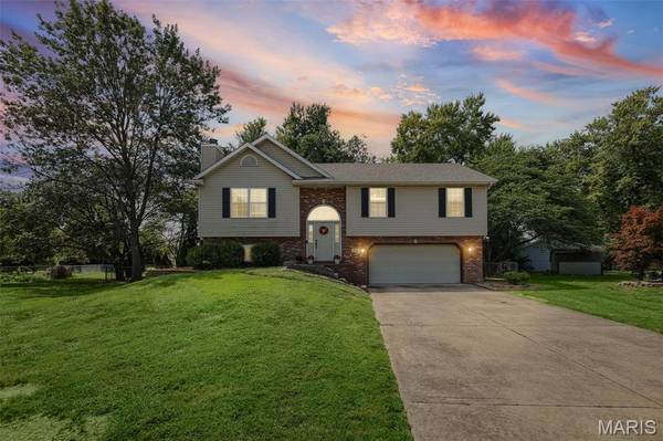 2433 Field Point DR, Maryville, IL 62062