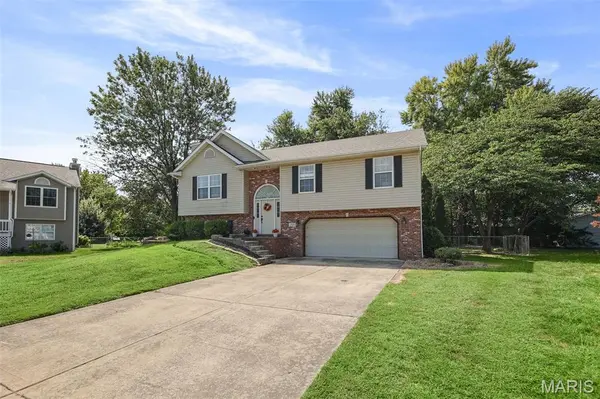 2433 Field Point DR, Maryville, IL 62062
