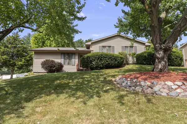 1714 Winding Hill RD, Davenport, IA 52807