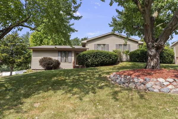 1714 Winding Hill RD, Davenport, IA 52807