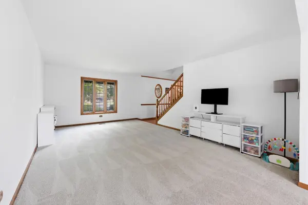 655 Crest DR, Cary, IL 60013