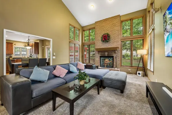 2071 Tunbridge TRL, Algonquin, IL 60102