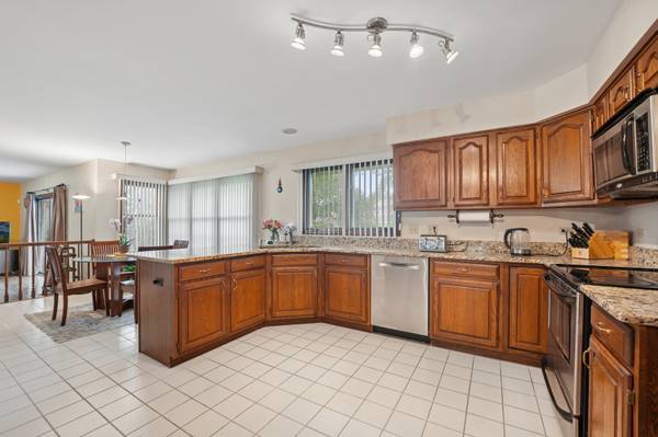 837 Heatherstone DR, Schaumburg, IL 60173