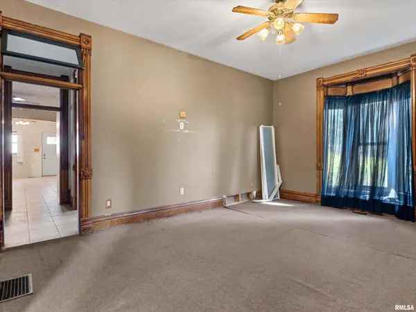 406 N MAIN ST, Loami, IL 62661